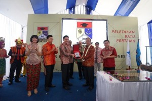 Menteri Riset, Teknologi dan Pendidikan Tinggi (Menristekdikti) Prof H Muhammad Nasir didampingi Dirjen Kelembagaan Kemenristekdikti Prof Intan Ahmad, Anggota DPR RI dr Sofyan Tan, Wali Kota Medan Drs. H. T. Dzulmi Eldin S, M.Si, Koordinator Kopertis Wilayah I Sumut Prof Dian Armanto MSc MA PhD, Pendiri UNPRI Dr dr I Nyoman Ehrich Lister MKes AIFM, Ketua Badan Pelaksana Harian (BPH) UNPRI Dr Tommy Leonard SH MKn, Pjs Rektor UNPRI Dr Crismis Novalinda Ginting SSit MKes menerima plakat di sela-sela peletakan batu pertama pembangunan kampus V UNPRI, yang terletak di Jalan Sampul Medan, Sabtu (26/8).