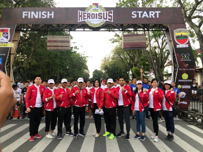 Heroisus UNPRI Sukses dan Meriah Pasilog Kodim 0201/BS Medan Mayor Inf Zulkarnain SH, Pasiter Kodim 0201/BS Mayor Inf Romi Sembiring foto bersama Ketua BPH UNPRI Dr Tommy Leonard SH MKn, Rektor UNPRI Dr. Chrismis Novalinda Ginting, SSiT., M.Kes, Wakil Rektor (WR) II Dr Ermi Girsang SKM MKes, WR IV Ali Nafiah Nasution MKT dan Dekan Fakultas Kedokteran UNPRI dr Linda Chiuman MKM.
