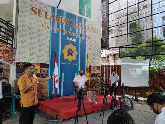 Unpab Launching Protokol Pencegahan Covid-19 Berbasis Multi Viral Media Rektor Unpab Dr H Muhammad Isa Indrawan, SE, MM saat melaunching Protokol Pencegahan Covid-19 berbasis Multi Viral Media, di Gelanggang Mahabento Kampus Tamadun Mandiri Unpab, Jalan Gatot Subroto Km 4,5 Medan, Sumatera Utara.