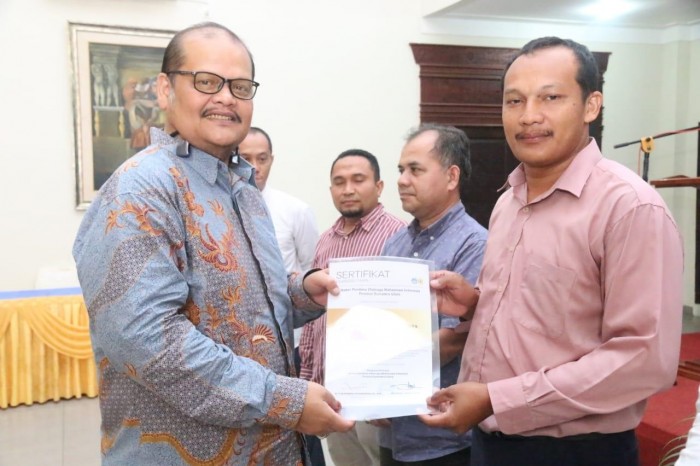 Bapomi dan Artipena Sumut Bentuk 5 Korda Ketua Bapomi Sumut Dr H Muhammad Isa Indrawan SE MM menyerahkan SK Korda Bapomi dan Artipena kepada utusan perguruan tinggi.