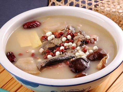 赤小豆粉葛鲮鱼汤有助清热。