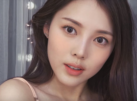 APRICOT MAKEUP