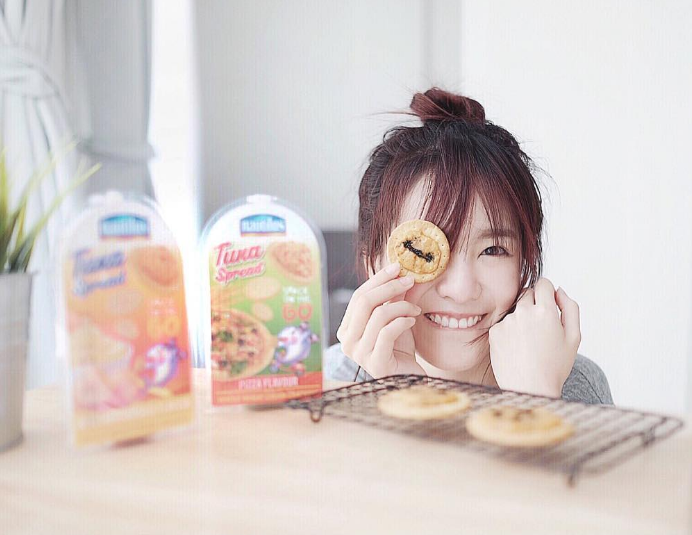 girl-eat