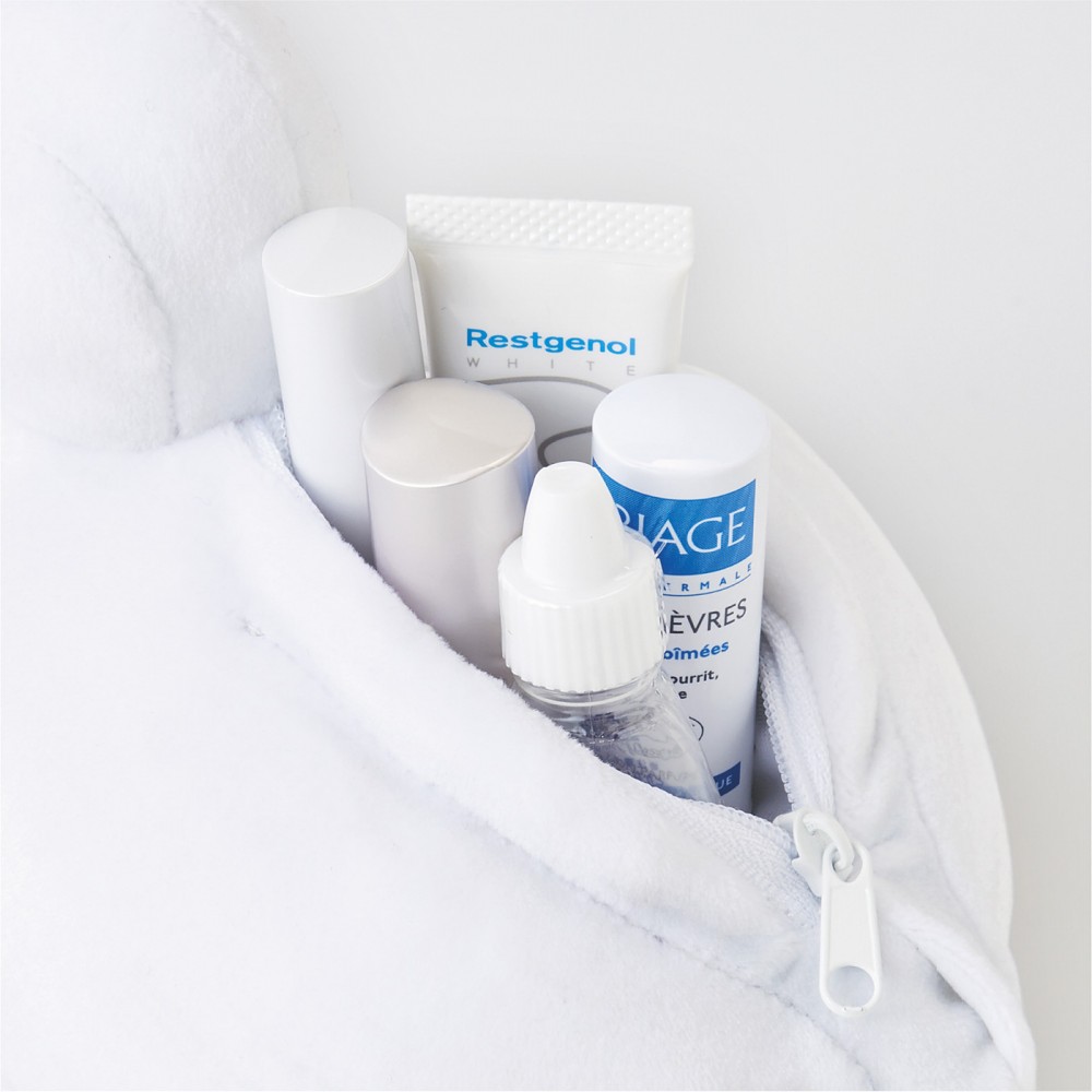 拉開鴨仔的背部就可放入個人化妝品,帶去出門旅行非常適合