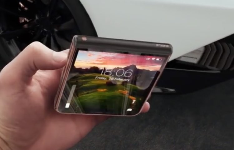 「折疊式 iPhone 12 Flip」可顯示時間、直接解鎖並使用手電筒和相機功能