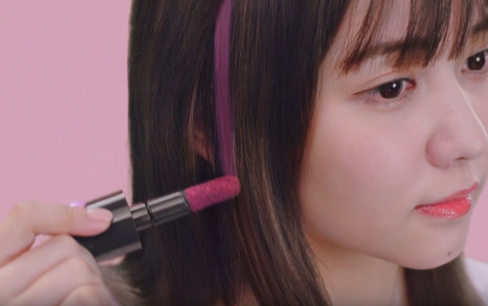 花王「一日染髮筆 1DAY Hair Monster」將滾筒式染髮筆於髮絲上轆過就能上色,