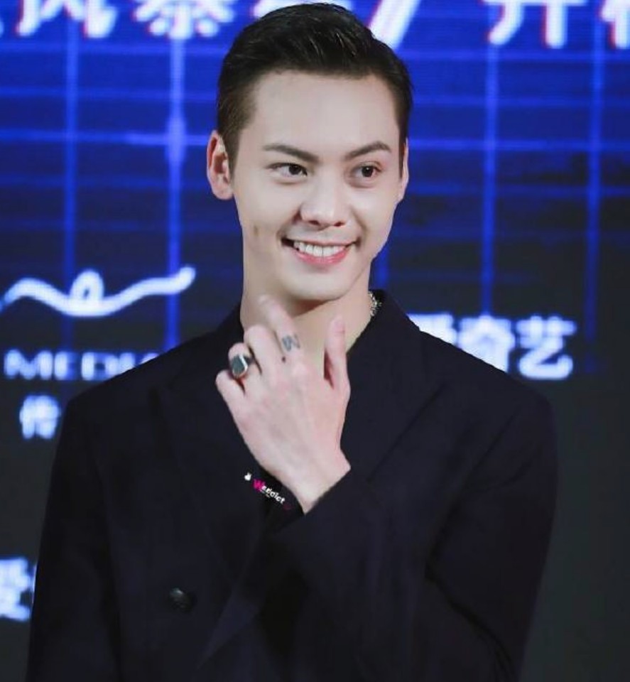 Lisa撞臉陳偉霆似兄妹