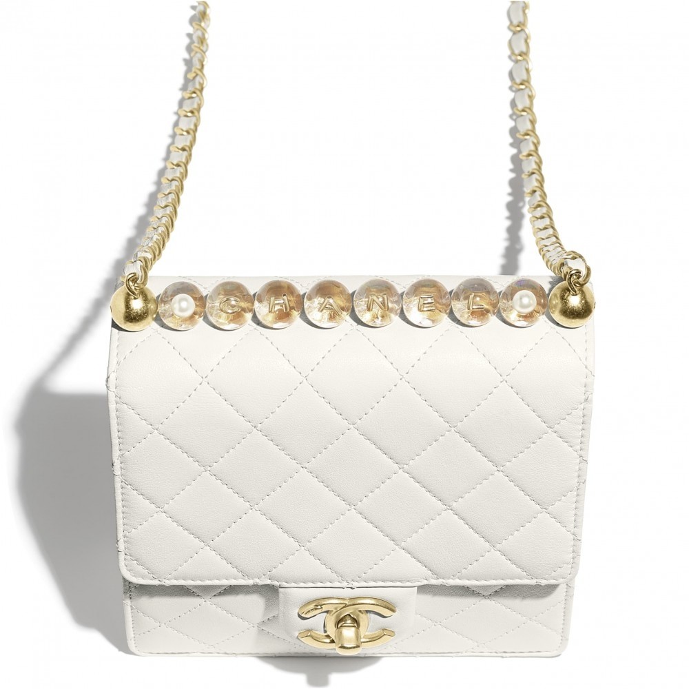 當中最令人感到驚喜的就是每個透明珠的內裏可是鑲入「CHANEL」品牌的6個字母,真的沒那個女生抗拒得了此設計