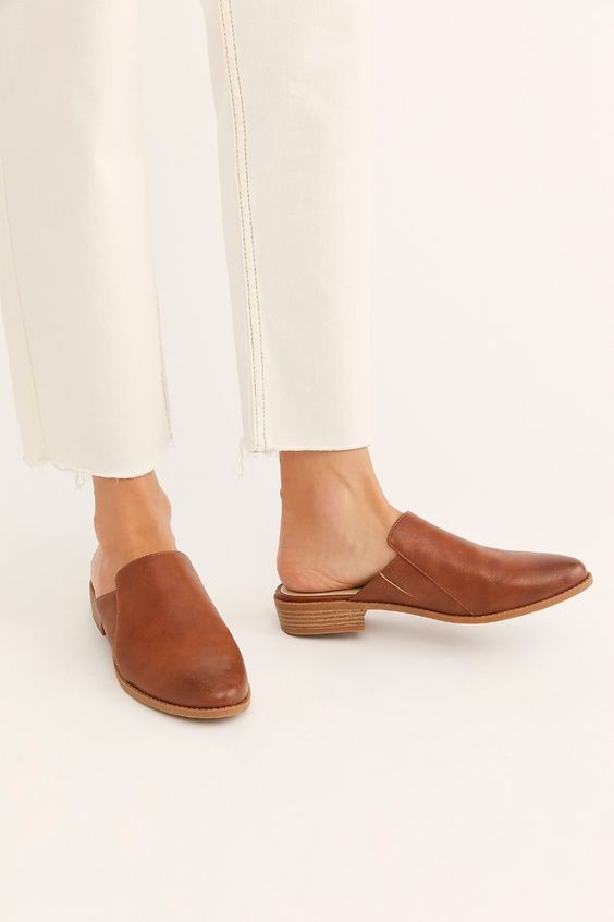 「穆勒鞋」(Mule Shoes)