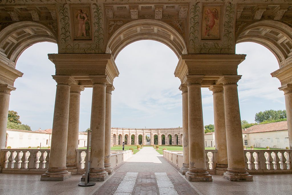 Palazzo_Te_-_Veduta_del_giardino_interno