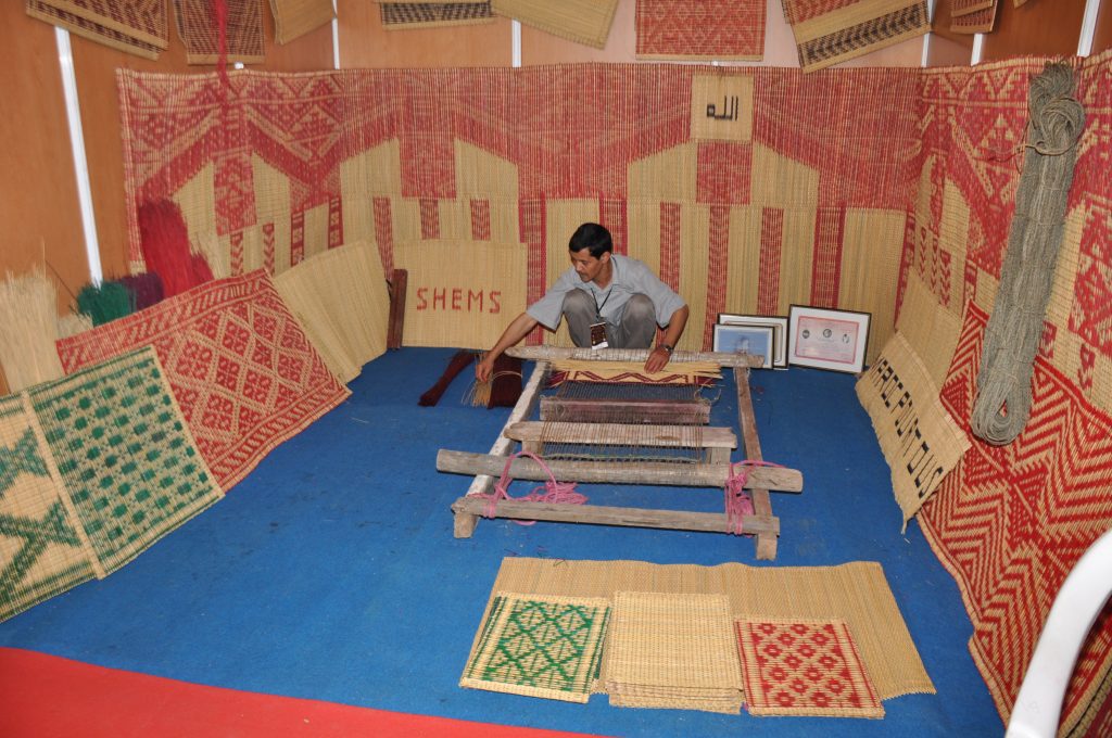 Mat’s craftsmen as seller Photo credit: http://highweb.biz/cas2/ar/wp-content/uploads/2014/05/DSC_0263.jpg