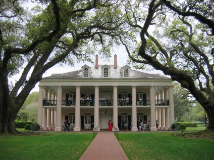 An example of an Anglo-American style plantation house. Oak Alley Plantation, Vachérie, St. James Parish, Luisiana.