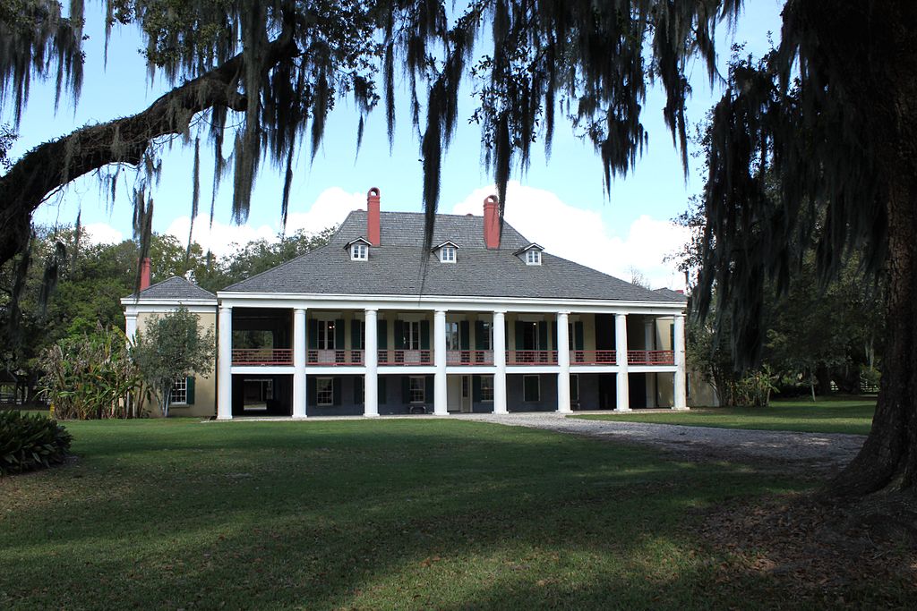 Plantation house in Luisiana Built in the French Colonial style. The original wooden gallery posts were replaced with monumental Doric columns when the Greek Revival-style was popular.