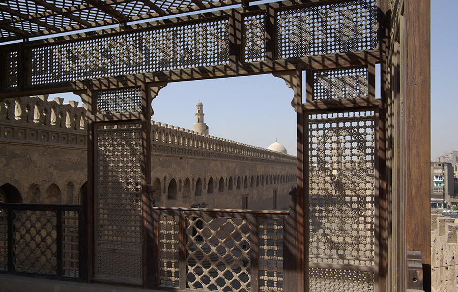 Looking at the mosque of Ibn Toloon from the terrace Image Courtesy: https://commons.wikimedia.org/wiki/File:Kairo_Gayer_Anderson_Museum_BW_4.jpg