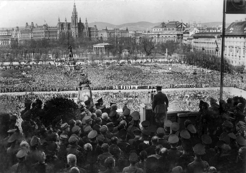 Scherl Bildedienst: Sehnsucht von Geschlechtern fand ihre Erfüllung: Österreich kam wieder heim zum Reich. Am Dienstag, dem 15. März 1938, sprach Adolf Hitler zum ersten male vonder Rampe der Winer Hofburg zu seinem Volk und zur Welt. Dankbar konnte er die Erfüllung dieser grossen, ihm vom Schicksal auferlegten Aufgabe als vollzogen vor der Geschichte melden. ADN-ZB/Archiv Einmarsch der faschistischen deutschen Wehrmacht in Österreich und Annexion des Landes im März 1938. Ansprache Adolf Hitlers am 15. März 1938 auf dem Helden-Platz in Wien. 35143-38