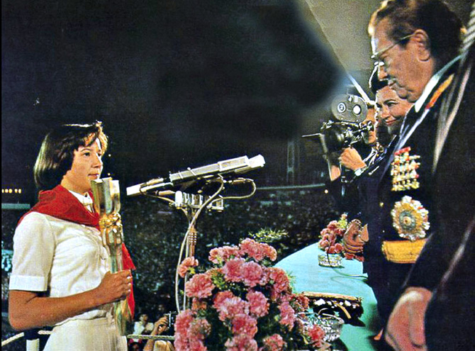 Pioneer girl handing the baton to President Tito