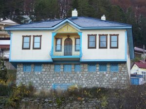 Symmetrical Krusevo house Image Courtesy: http://www.panoramio.com/photo/22170249