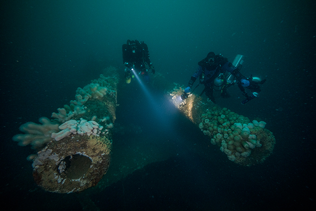 14-_hms_invincible_x_turret_with_divers