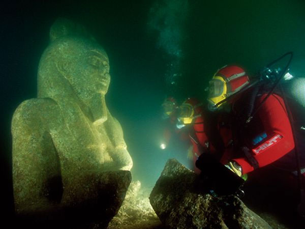 Beautiful statue found within the palace complex (http://www.fiboni.com/2013/05/lost-city-found-under-water-alexandria-egypt/)