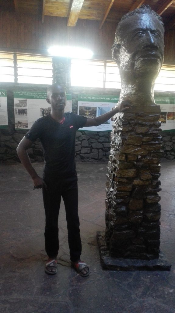 Am seeing in the picture standing in the museum next to the statue of Dag Hammarskjold.