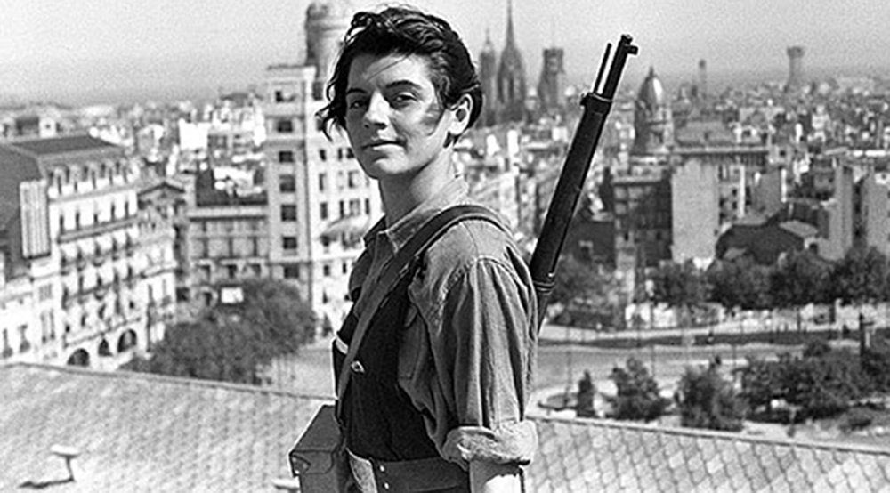 MD34. MADRID, 15/05/08.- Fotografía del Archivo Histórico de Efe, tomada el 21 de julio de 1936 en la azotea del hotel Colón de Barcelona, de la miliciana Marina Ginestá, afiliada a las juventudes comunistas, fusil al hombro, mirando a la cámara. Ginestá tenía 17 años cuando el fotógrafo Juan Guzmán la inmortalizó en una de esas imágenes que, varias décadas después, se convertirían en un símbolo de la contienda y que forman parte del Archivo Histórico de Efe. De Marina Ginestá nunca más se volvió a saber. Hasta que el empeño de un documentalista de Efe, Julio García Bilbao, permitió hallarla en París y que rememora aquel instante con una lucidez extraordinaria a sus 89 años. EFE/ARCHIVO HISTORICO/JUAN GUZMAN ESPAÑA-ESPAÑA-FOTOGRAFIA