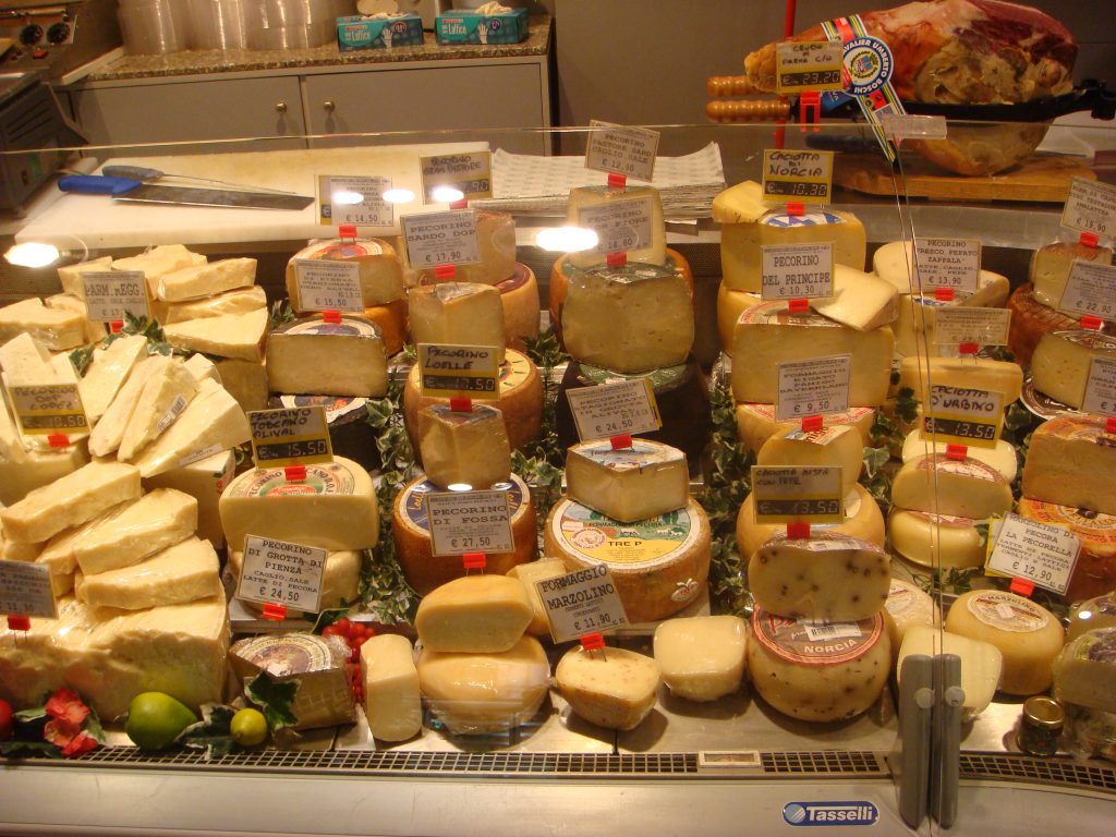 Italian cheeses (Source: https://commons.wikimedia.org/wiki/File:Grocery_store_in_Roma.jpg)