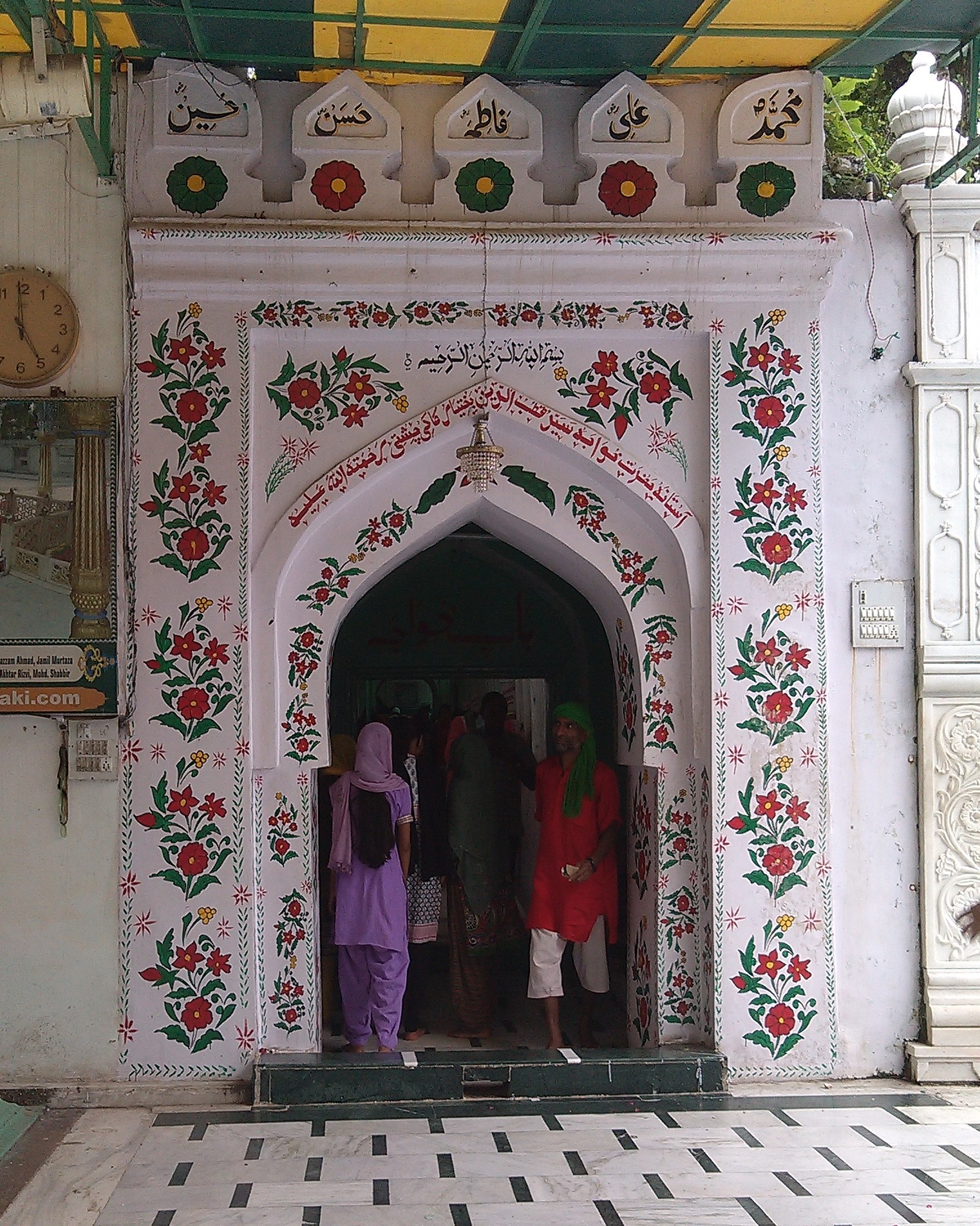An entrance into the dargah