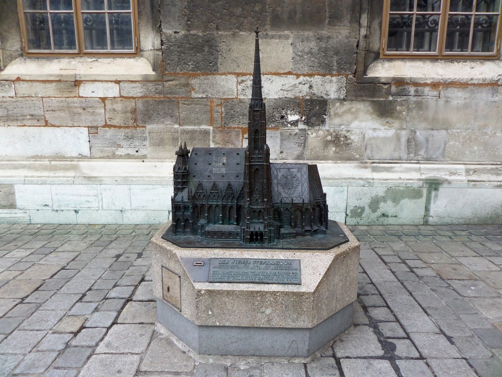 Luckily, tehre is a tiny model to give us an idea of the Cathedral's real proportions.