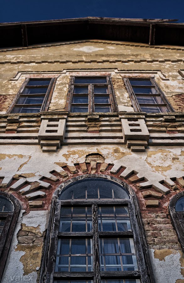Details of decorations on the facade (http://www.panoramio.com/photo/79198469)
