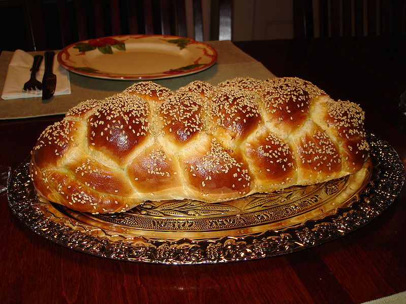 Source: Aviv Hod, https://en.wikipedia.org/wiki/File:Challah_Bread_Six_Braid_1.JPG