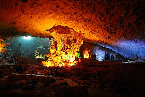 LIMESTONE CAVE INTERIORS CARVED BY NATURE halong LIMESTONE CAVE INTERIORS CARVED BY NATURE halong
