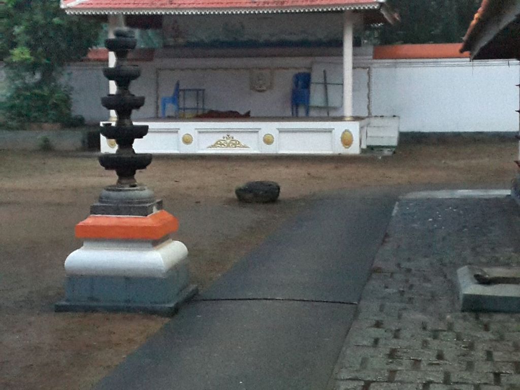 It is said that this piece of rock found inside the temple compound had fallen off from the boulder- “Maruthwa Mala “ , that Hanuman had carried in his palm to Lanka .