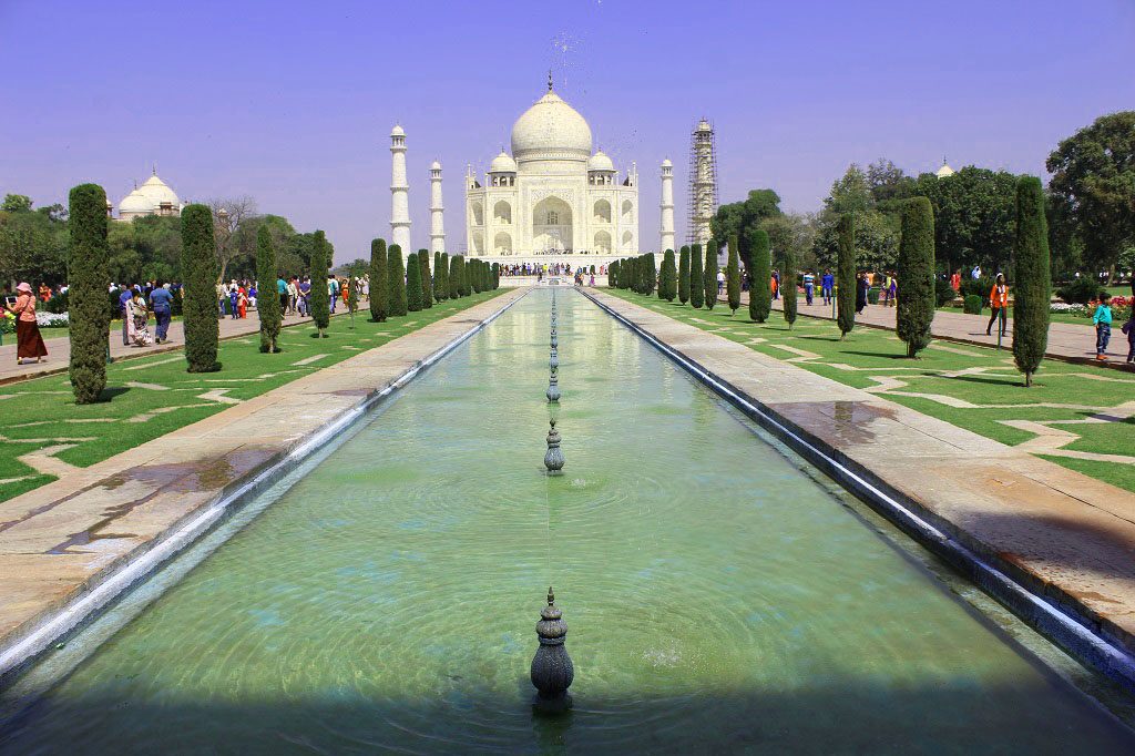 A more central aligned view of Taj Mahal