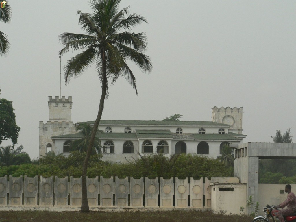 Le-Palais-du-Gouverneur-devenu-Palais-des-Hôtes-de-Marque-puis-Siège-du-Gouvernement-de-1991-à-1993
