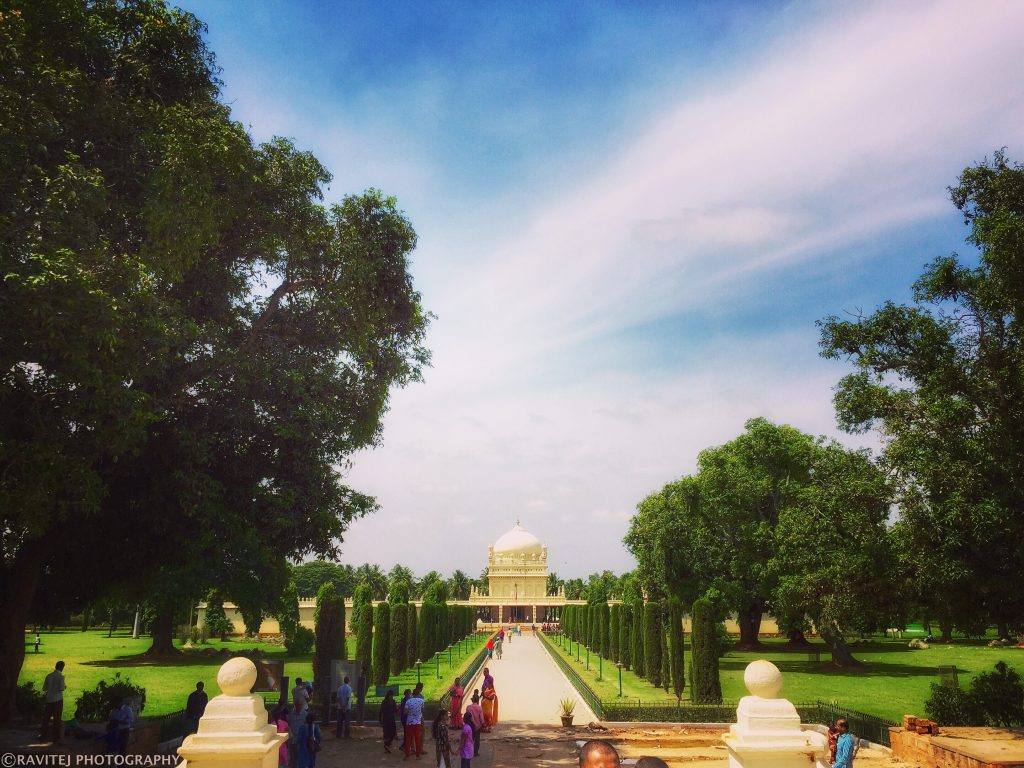 Tomb of Tipu Sultan: I was just awestruck by seeing this beauty scene from the entrance!