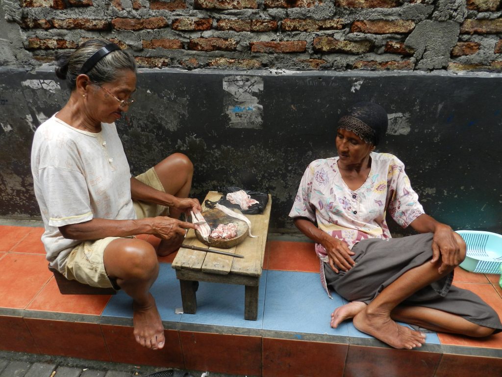 The women p reparing the mix spices for gulai