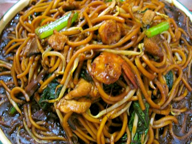 Typical 'Indian-Chinese' chowmein found anywhere on the streets of Kolkata. Credit: Wikimedia Commons