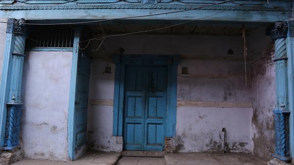 ahmedabad-blue-seems-to-be-their-favourite-colour-a-typical-house-in-a-pol%0a