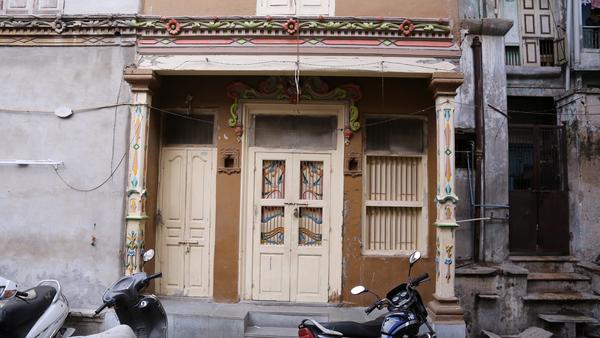 ahmedabad-the-front-yard-is-usually-lined-with-vehicles