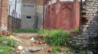 Hastsal minar coping with new neighbours (courtesy:https://adoptamonument.wordpress.com)