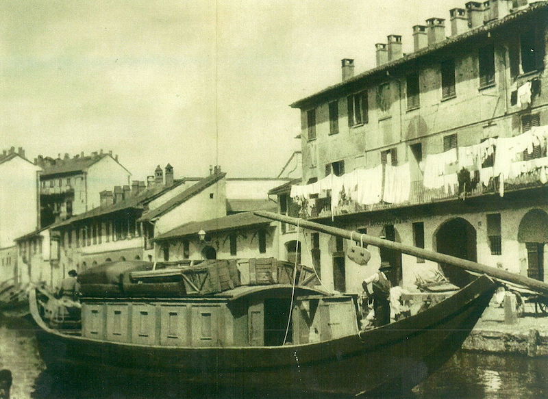 Trasportation of commercial goods on the Boffalora Naviglio in 1886. Photo credit: Wikimedia Commons