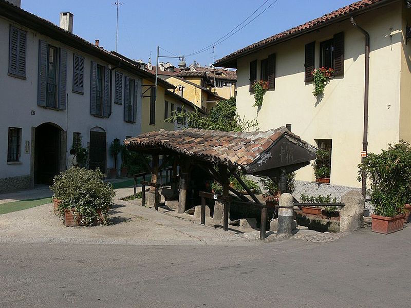 Alongside Naviglio Grande curious visitors will find the traces of past activities at the Laundress Alley. Photo credit: Wikimedia Commons