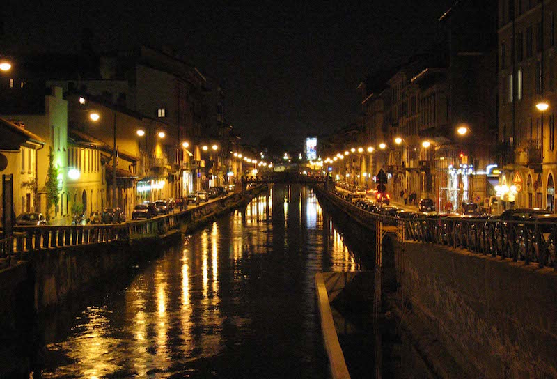 Naviglio Grande has become one of the most beloved nightlife poles in Milan for young people. Photo credit: Wikimedia Commons