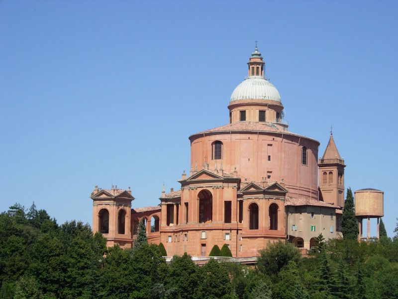 The spectacular view of the Vergin Mary Sancuty rewards patient pilgrims that manage to reach the top of the San Luca's hill. Photo credit: Wikimedia Commons