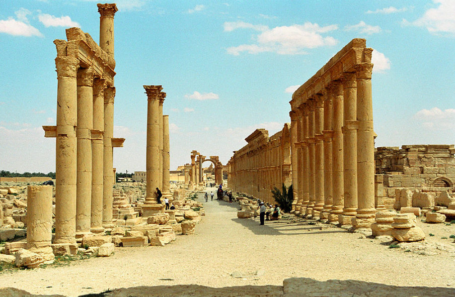 The central colonnade with the Monumental Arch