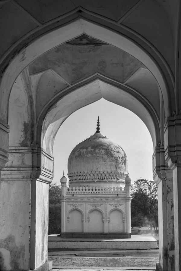 The archway in Qutb Shahi Tombs Source: By Mohammed Mubashir -https://commons.wikimedia.org/w/index.php?curid=48521888