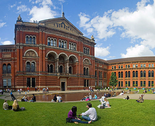 English: The central garden of the Victoria and Albert Museum in London, United Kingdom. Source: Aqwis from Wiki Commons