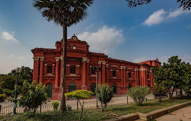 The imposing facade of the museum Source: Wiki Commons