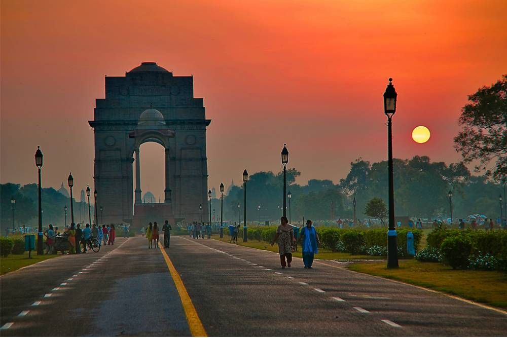 A view of the early morning India Gate. Photo credit: Wikimedia Commons