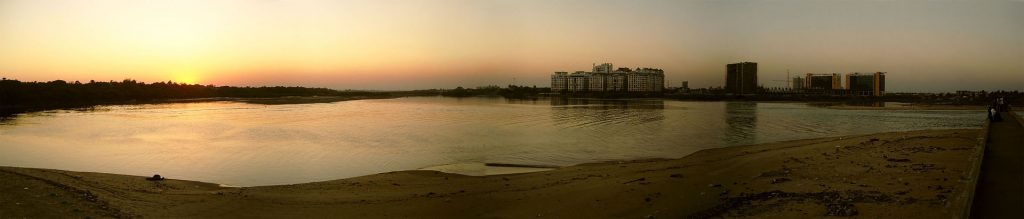 https://en.wikipedia.org/wiki/Adyar_River#/media/File:Adyar_estuary_dusk_panorama.jpg